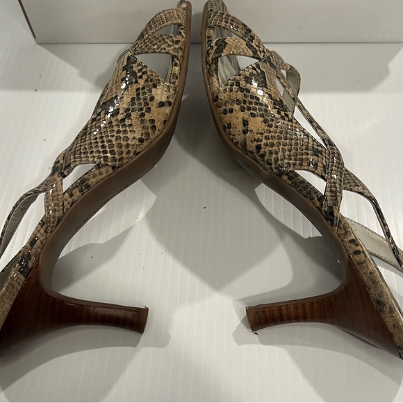 Naturalizer -open toed, strappy sandals- Size 8.5 Excellent, like new condition. - Picture 2 of 9